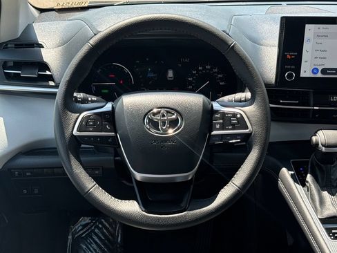 Used 2026 Toyota Sienna XLE FWD image 17