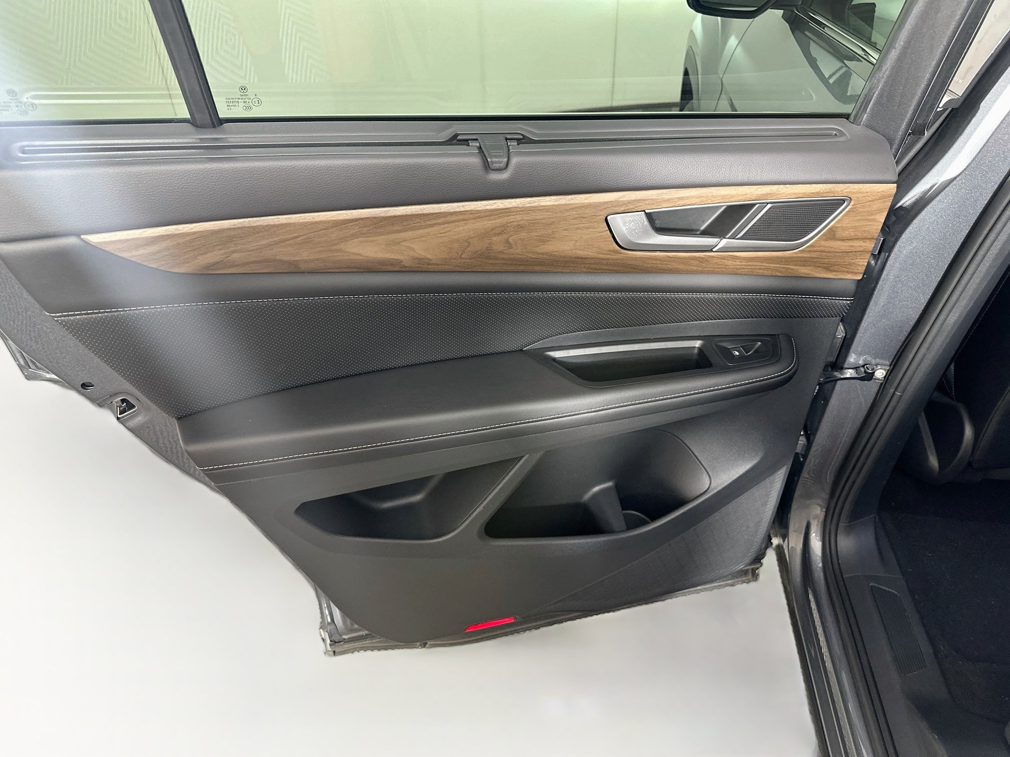 Used 2025 Volkswagen Atlas SE FWD image 24