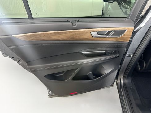 Used 2025 Volkswagen Atlas SE FWD image 24