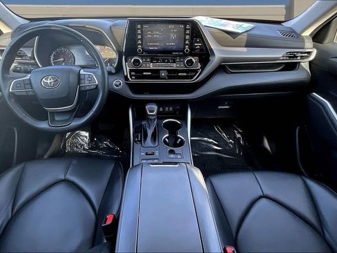 Used 2022 Toyota Highlander XLE AWD/4WD image 9