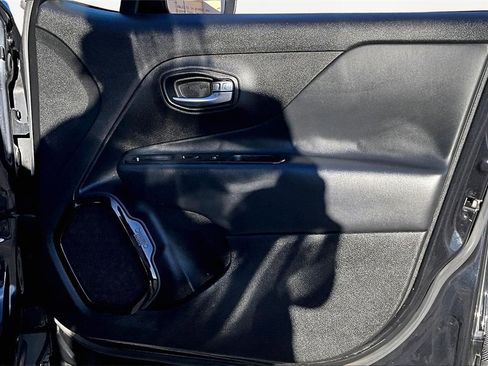 Used 2016 Jeep Renegade Latitude image 24