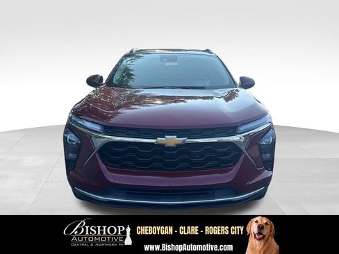 Used 2025 Chevrolet Trax LT FWD image 14