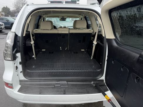 Used 2020 Lexus GX 460 Premium w/ Premium Package image 12