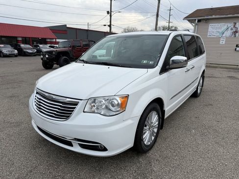 Used 2014 Chrysler Town & Country Limited w/ Luxury Group image 1