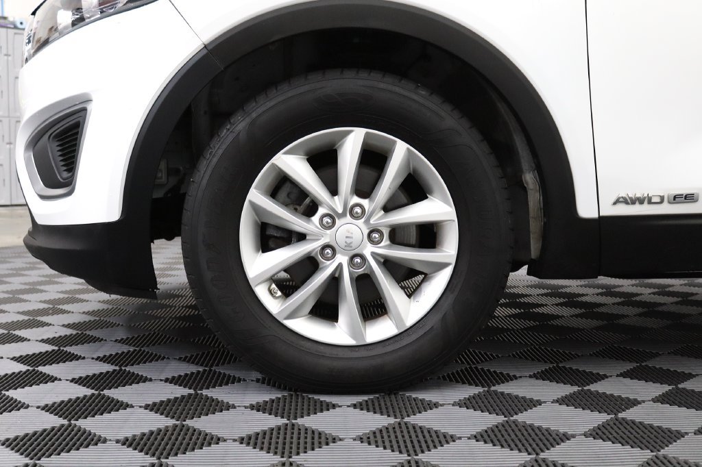Used 2017 Kia Sorento AWD image 5