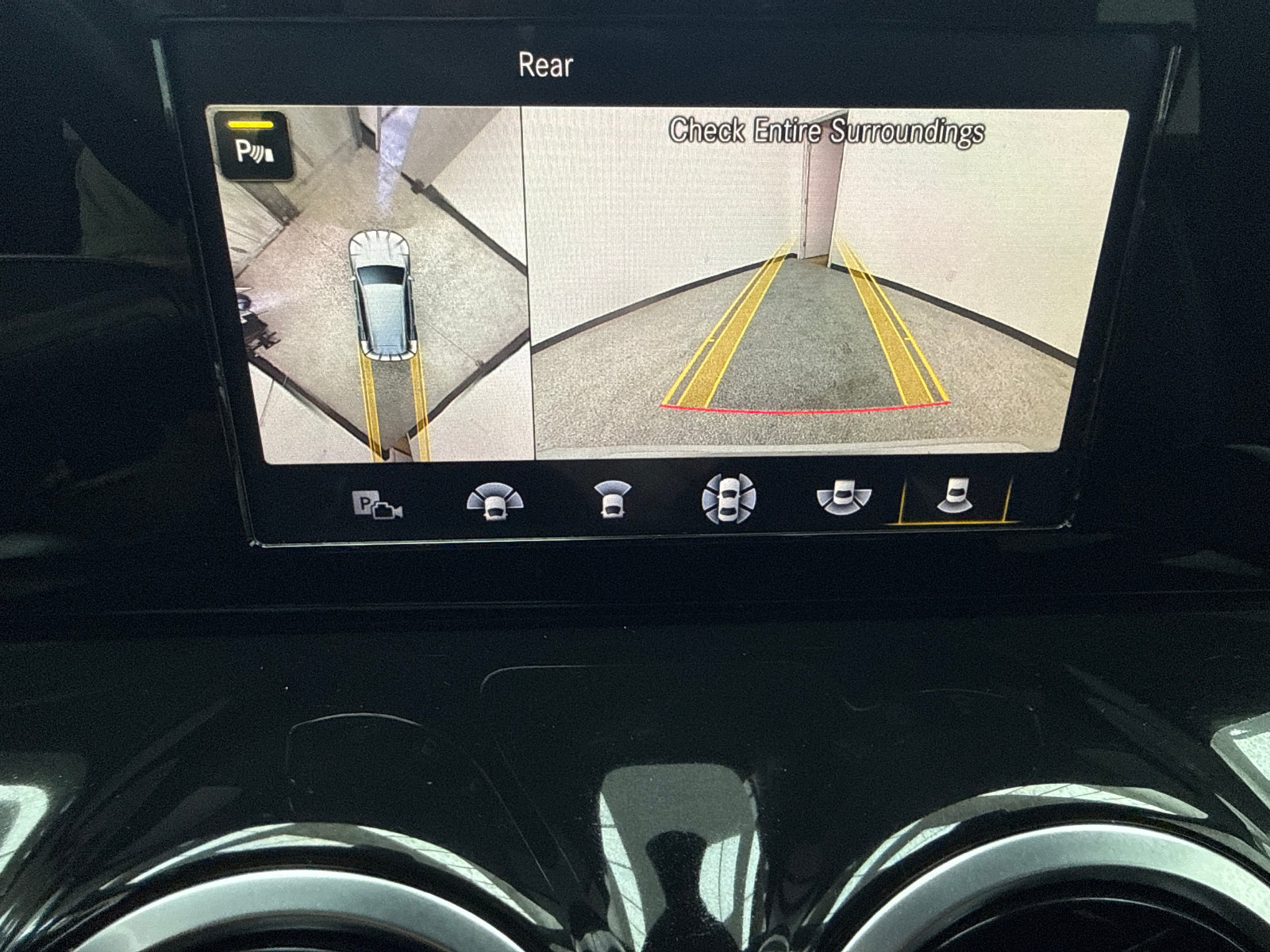 Used 2020 Mercedes-Benz GLB 250 4MATIC w/ Parking Assistance Package image 28