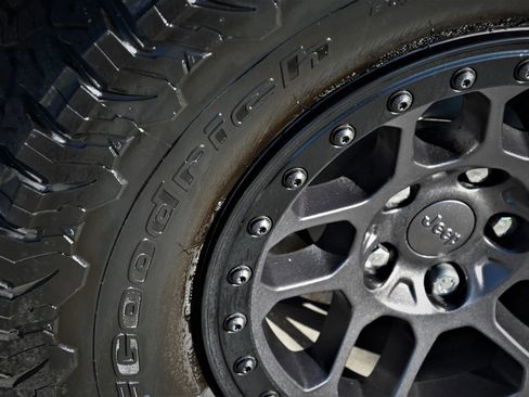 Used 2022 Jeep Wrangler Unlimited Sport w/ Xtreme Recon 35" Tire Package image 10