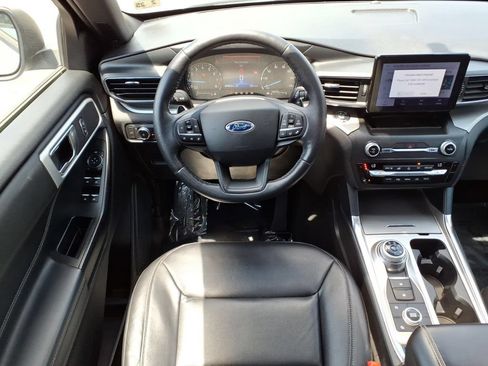 Used 2020 Ford Explorer XLT w/ Equipment Group 202A AWD/4WD image 8