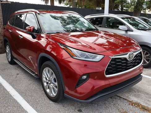 Used 2023 Toyota Highlander Limited FWD image 6