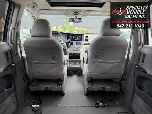 Used 2015 Toyota Sienna XLE FWD image 25