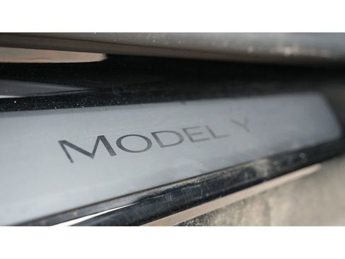 Used 2023 Tesla Model Y Long Range image 30