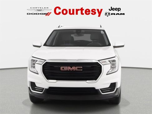 Used 2023 GMC Terrain SLE w/ Driver Convenience Package image 9