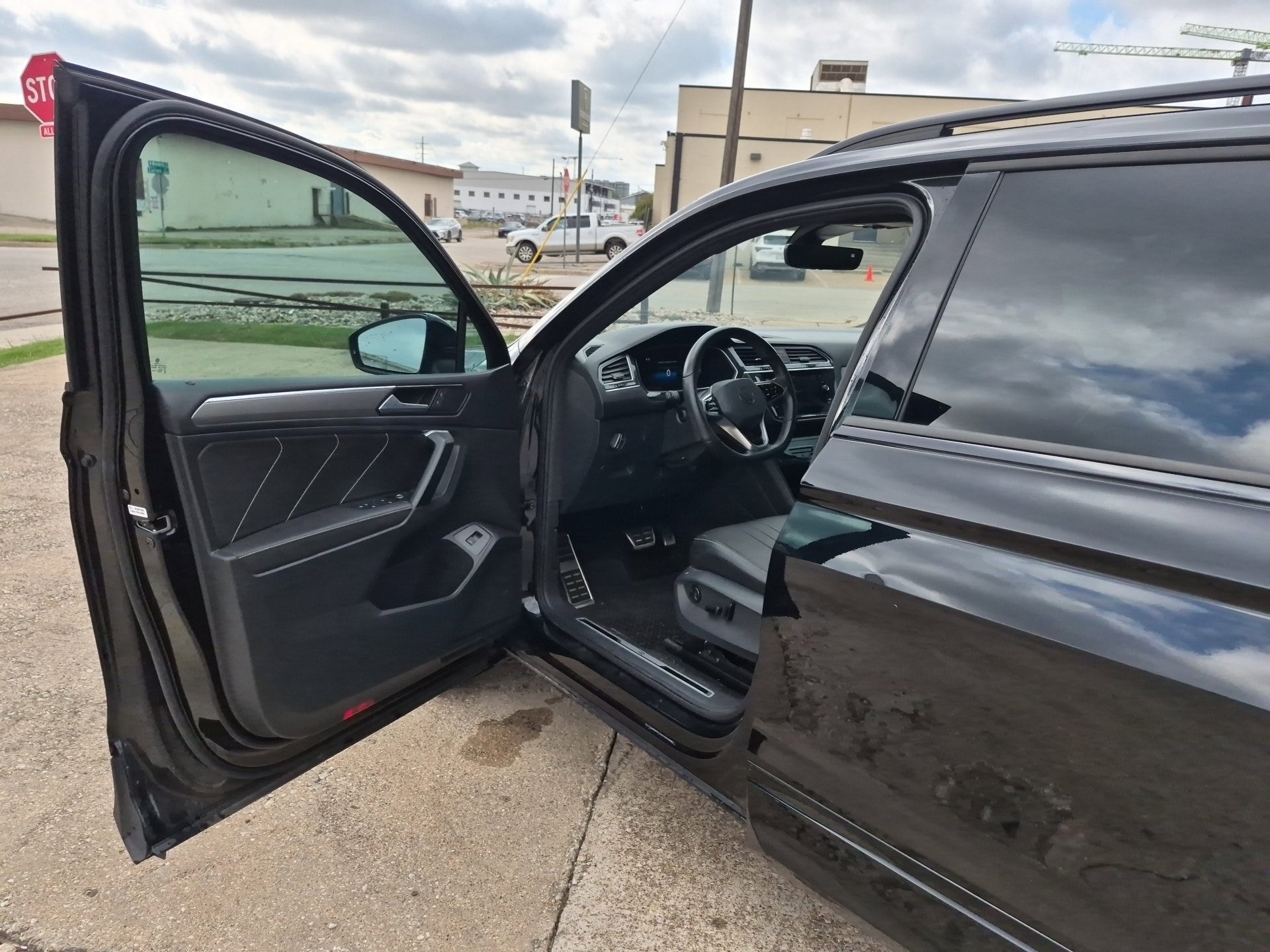 Used 2024 Volkswagen Tiguan SE R-Line FWD image 9