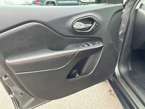 Used 2021 Jeep Cherokee Trailhawk AWD/4WD image 17