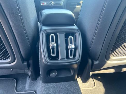 Used 2024 Volvo XC40 B5 Core AWD/4WD image 25