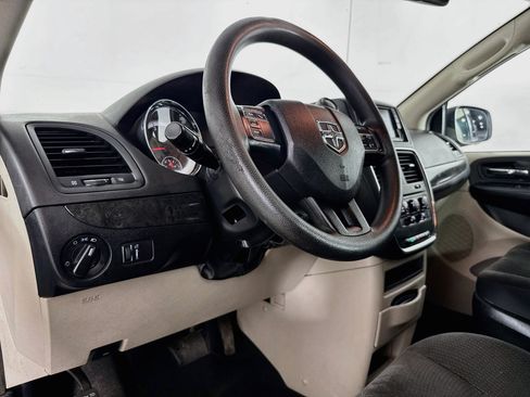 Used 2018 Dodge Grand Caravan SE w/ UConnect Hands-Free Group FWD image 20