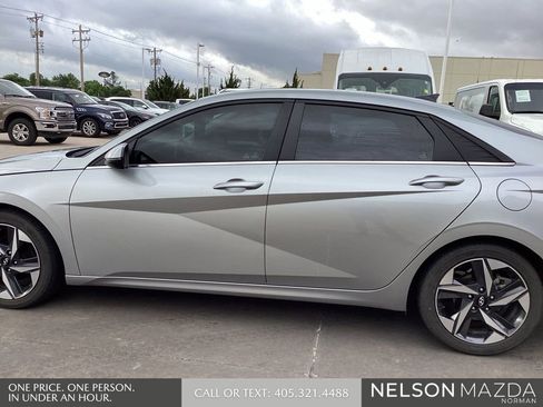 Used 2023 Hyundai Elantra Limited image 9