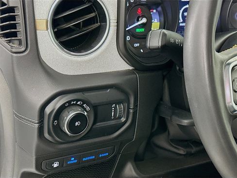 Used 2024 Jeep Wrangler Unlimited Sahara image 8