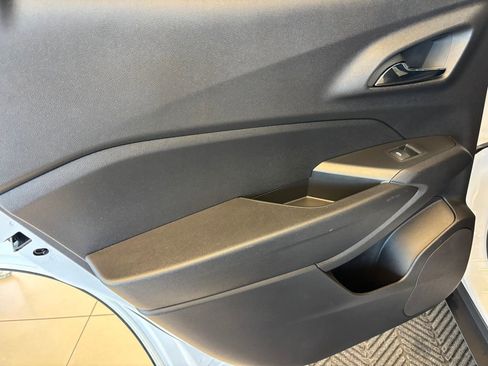Used 2025 Chevrolet Trax RS w/ Sunroof Package FWD image 24