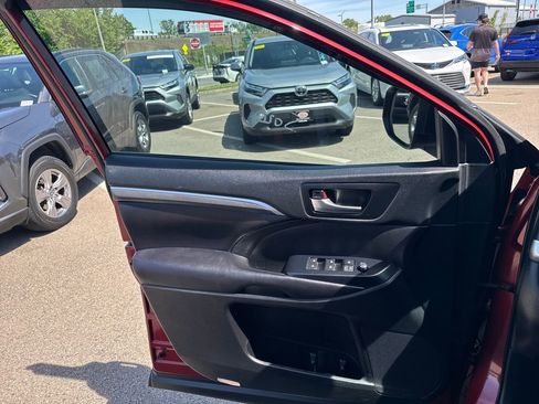 Used 2019 Toyota Highlander SE AWD/4WD image 34