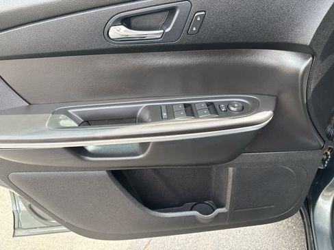 Used 2011 GMC Acadia SLE FWD image 10