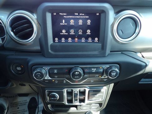 Used 2018 Jeep Wrangler Unlimited Sahara AWD/4WD image 18