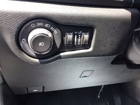Used 2025 Chrysler Pacifica Select FWD image 18