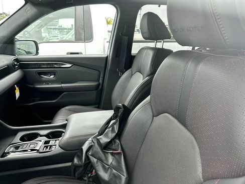 Used 2025 Honda Pilot Black Edition image 18