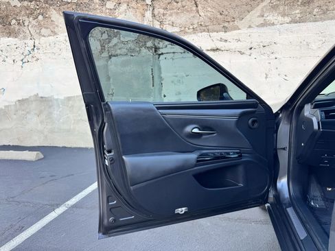 Used 2022 Lexus ES 300h w/ Accessory Package 2 image 11