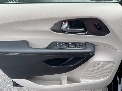 Used 2024 Chrysler Pacifica Touring-L FWD image 12