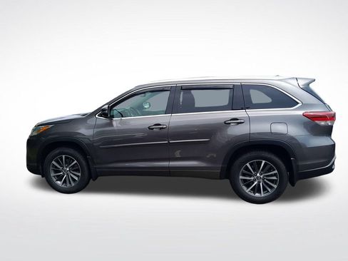 Used 2017 Toyota Highlander XLE AWD/4WD image 4