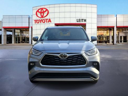 Used 2024 Toyota Highlander LE image 2