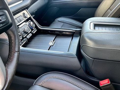 Used 2022 GMC Yukon XL Denali AWD/4WD image 18