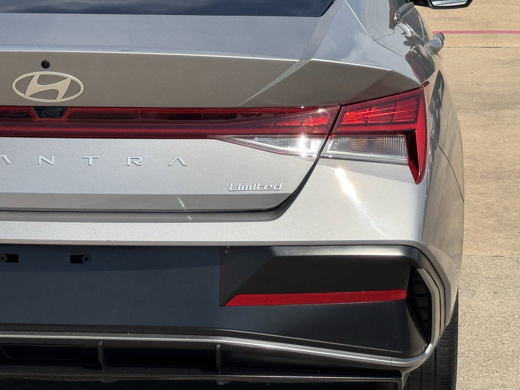 Used 2025 Hyundai Elantra Limited FWD image 7