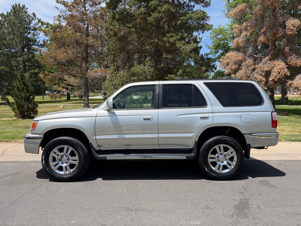 Used 2002 Toyota 4Runner SR5 AWD/4WD image 2