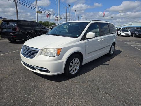 Used 2013 Chrysler Town & Country Touring FWD image 4