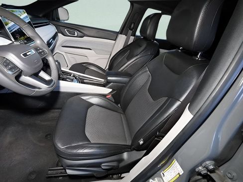 Used 2024 Jeep Compass Latitude AWD/4WD image 11