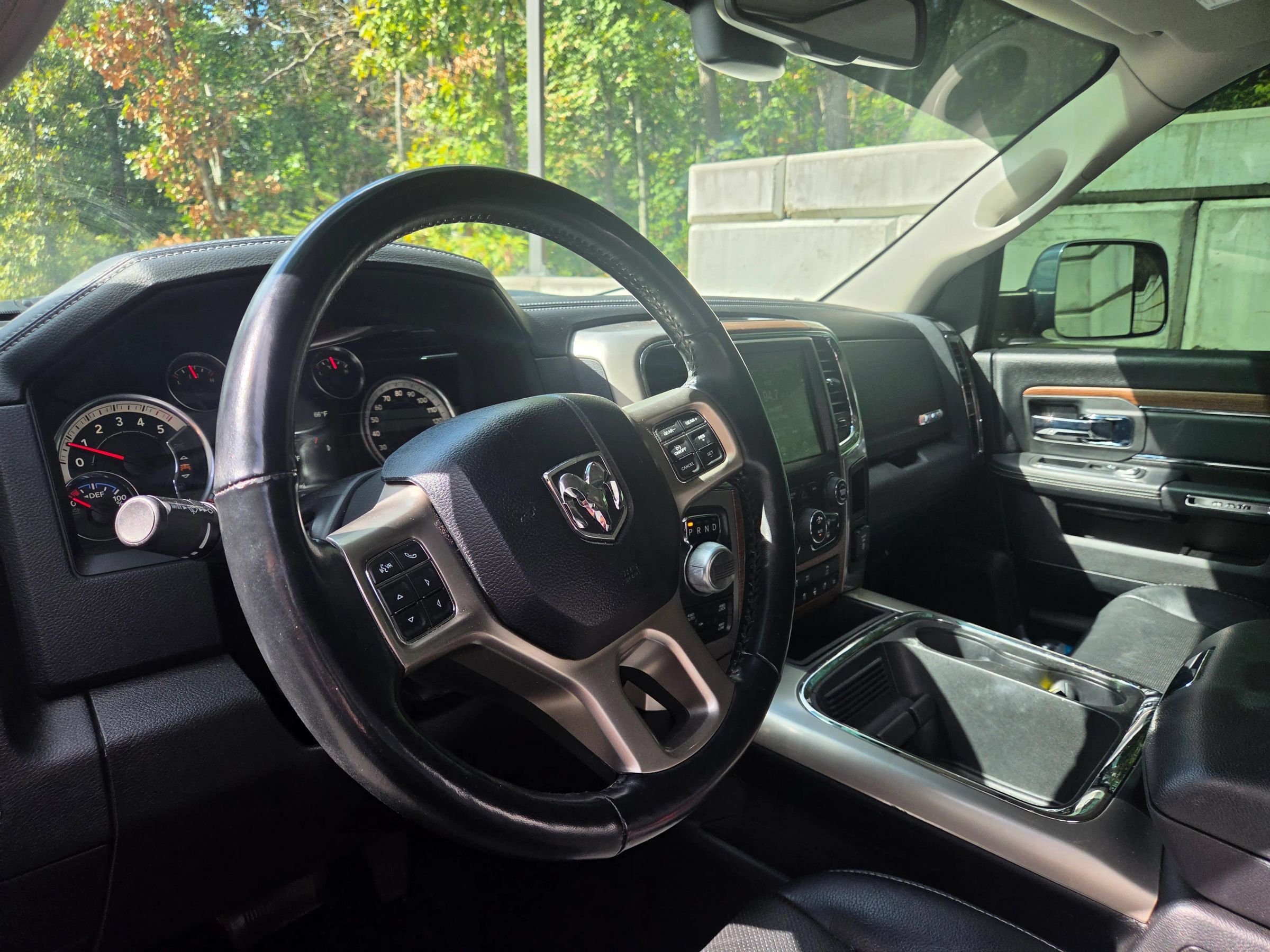 Used 2017 RAM 1500 Laramie AWD/4WD image 3