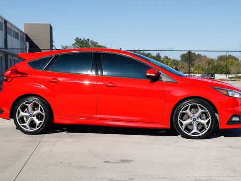 Used 2017 Ford Focus ST image 18