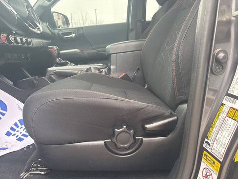 Used 2017 Toyota Tacoma TRD Off-Road w/ Tow Package (A/T) image 9