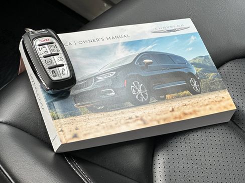 Used 2023 Chrysler Pacifica Touring-L FWD image 12