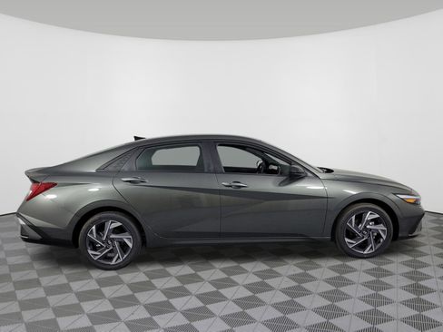 New 2025 Hyundai Elantra SEL image 2