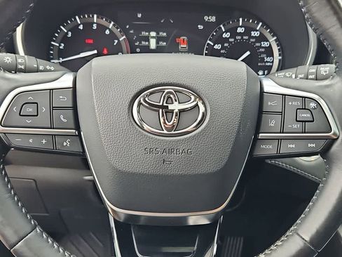 Used 2021 Toyota Highlander XSE FWD image 25