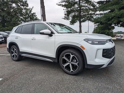 New 2025 Volkswagen Tiguan SE image 2