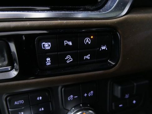 Used 2025 GMC Yukon Denali Ultimate AWD/4WD image 18