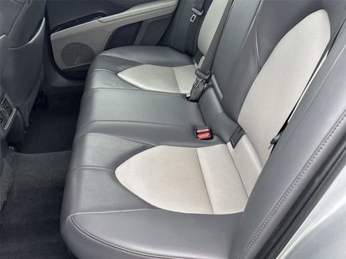 Used 2020 Toyota Camry XLE w/ Sunroof Package FWD image 14