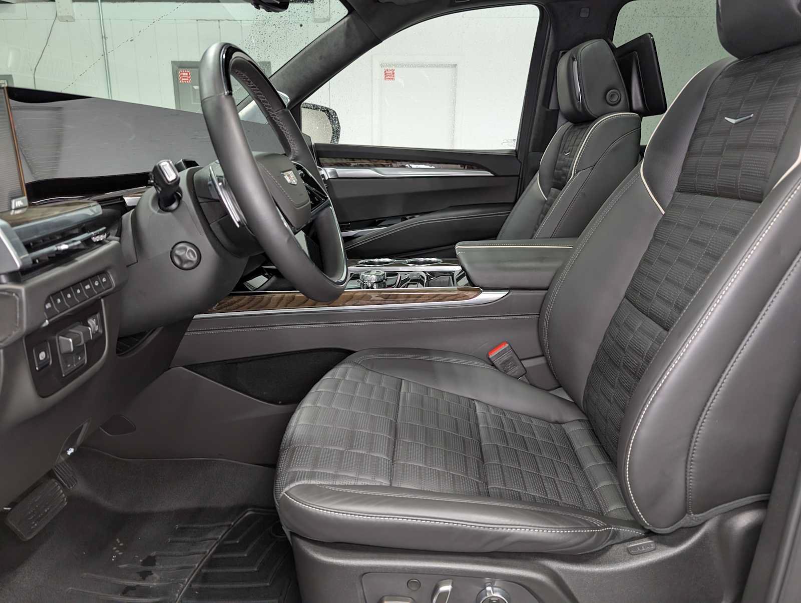 Certified 2026 Cadillac Escalade ESV Platinum Sport w/ LPO, ONYX Package AWD/4WD image 5