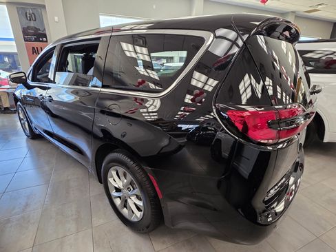 New 2026 Chrysler Pacifica Select AWD/4WD image 3