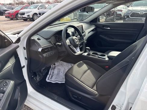 Used 2025 Nissan Altima 2.5 SV image 9