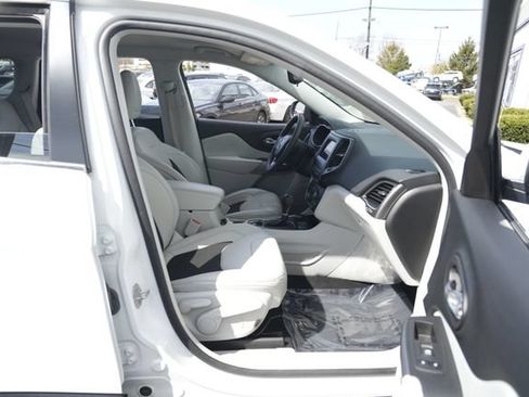Used 2021 Jeep Cherokee Latitude Plus AWD/4WD image 27